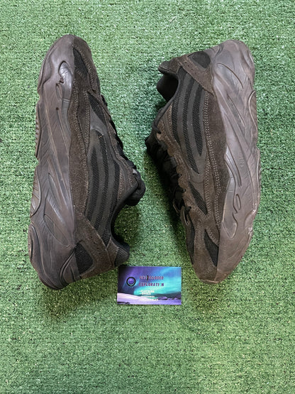 Adidas Yeezy boost 700 V2 Vanta size 11men/12.5women
