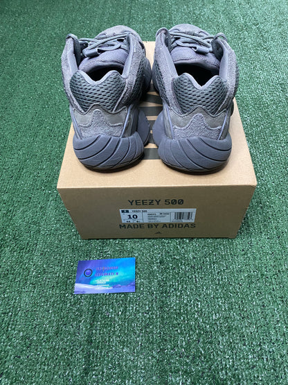 Yeezy 500 granite size 10men/11.5women