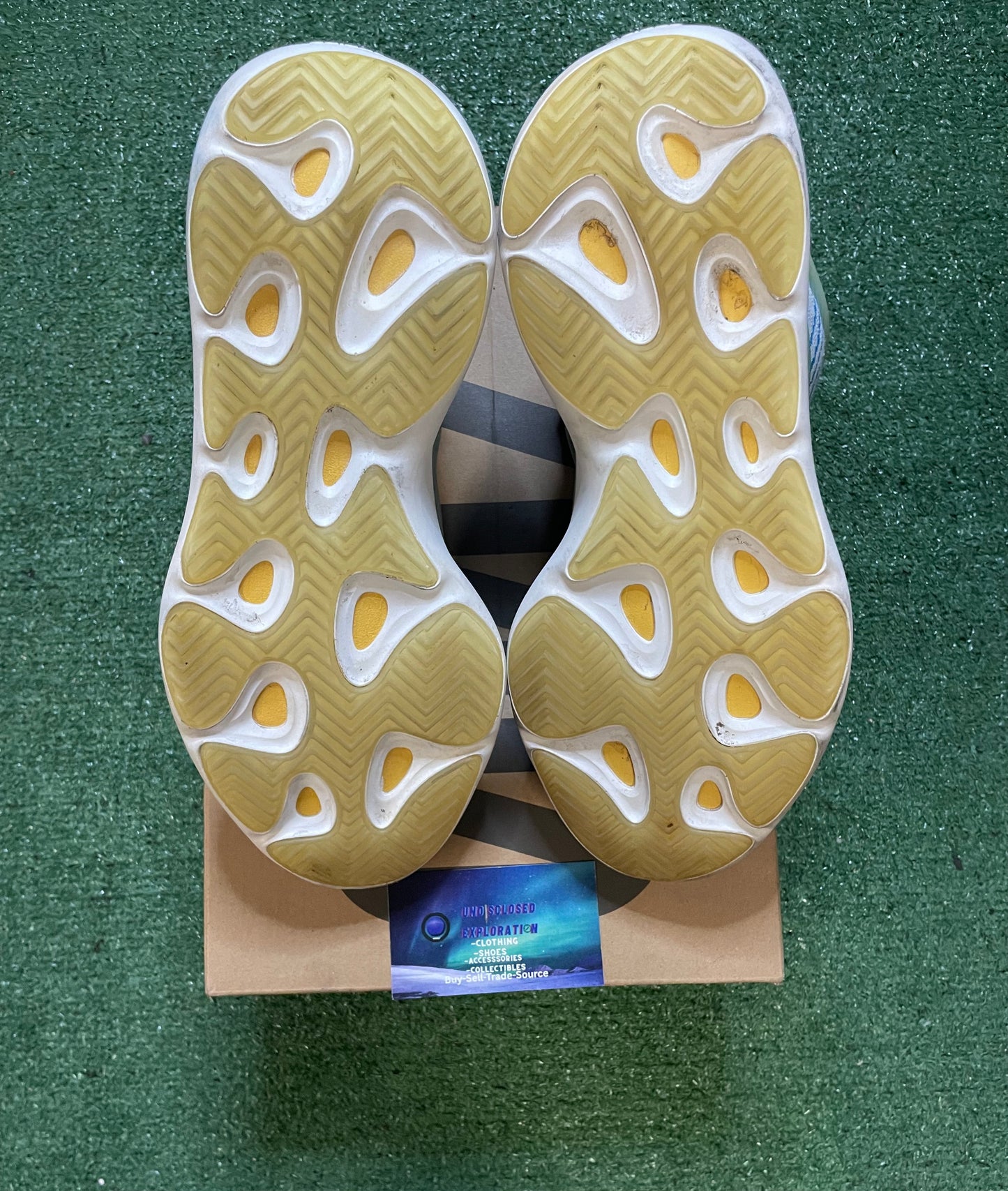 Yeezy 700 Azareth V3 size 10.5men/12women