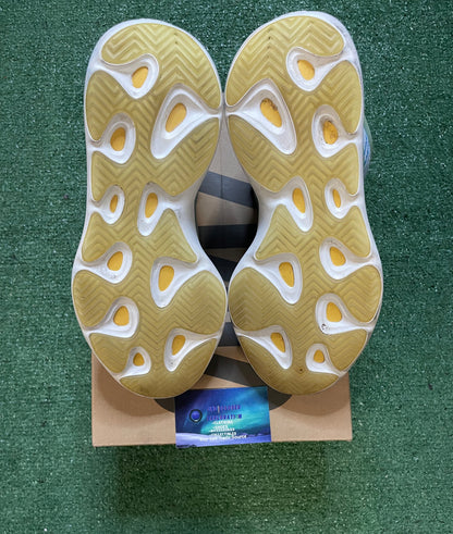 Yeezy 700 Azareth V3 size 10.5men/12women
