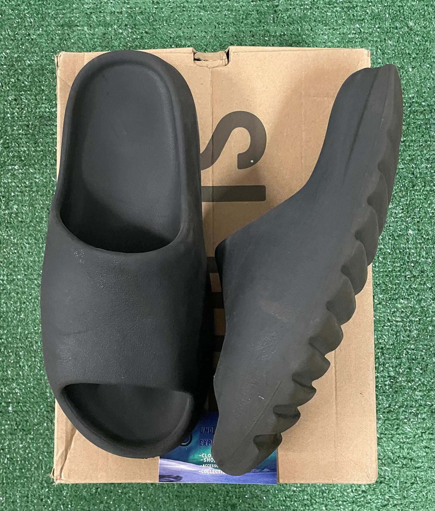 Yeezy slide onyx size 11men/12.5women