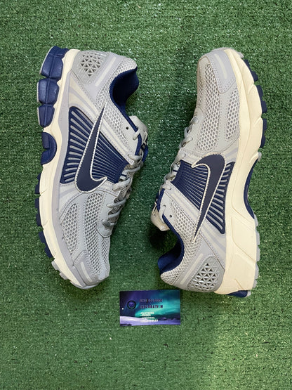 Nike Vomero 5 yankee size 11men/12.5women