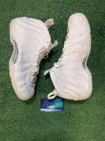 Nike air foamposite one triple white size 9.5men/11women