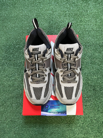 Nike Vomero 5 college grey cave stone