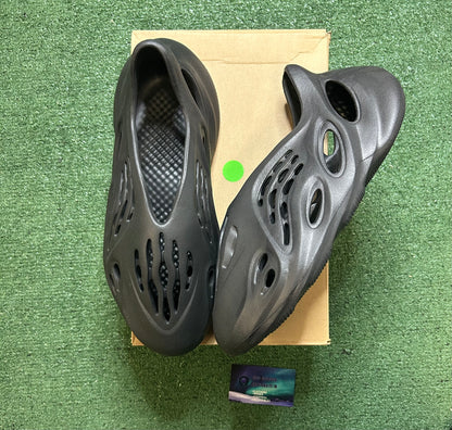 Yeezy foam runner onyx size 11men/12.5women