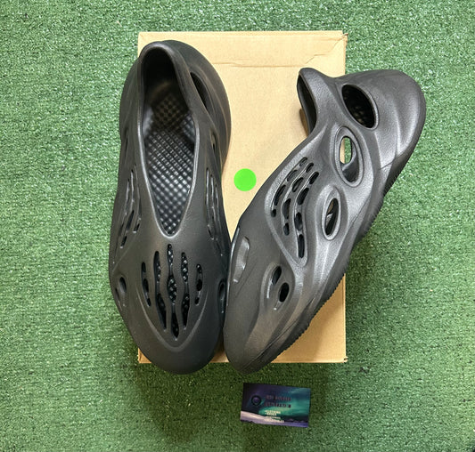 Yeezy foam runner onyx size 11men/12.5women