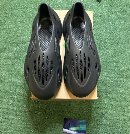 Yeezy foam runner onyx size 11men/12.5women